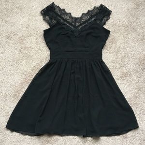 Elise Ryan Skater Dress with Scallop Lace V Neck